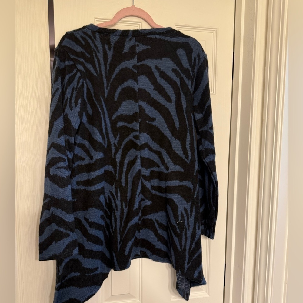 Kate & Mallory Animal Printed Brushed Knit Long Sleeve Swing Fit Tunic Size M - Picture 4 of 4